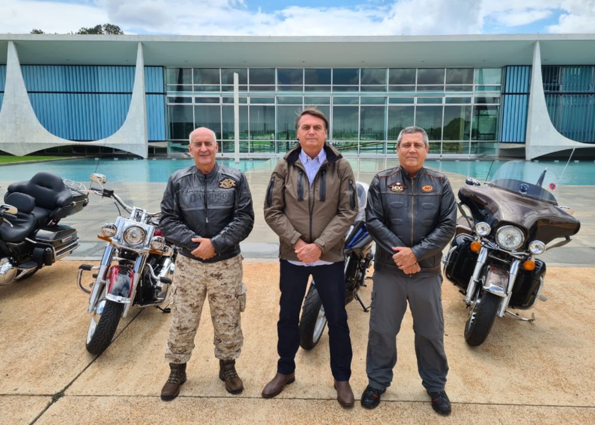 - Governo patriota vendeu suas refinarias de Petróleo por metade do valor

- Governo patriota extrai petróleo em reais e vende para o povo em dólares

- Presidente patriota se vacina escondido enquanto faz campanha contra a vacina e mata 700 mil 

- Patriota de cu é rola
- 💩🇧🇷👍