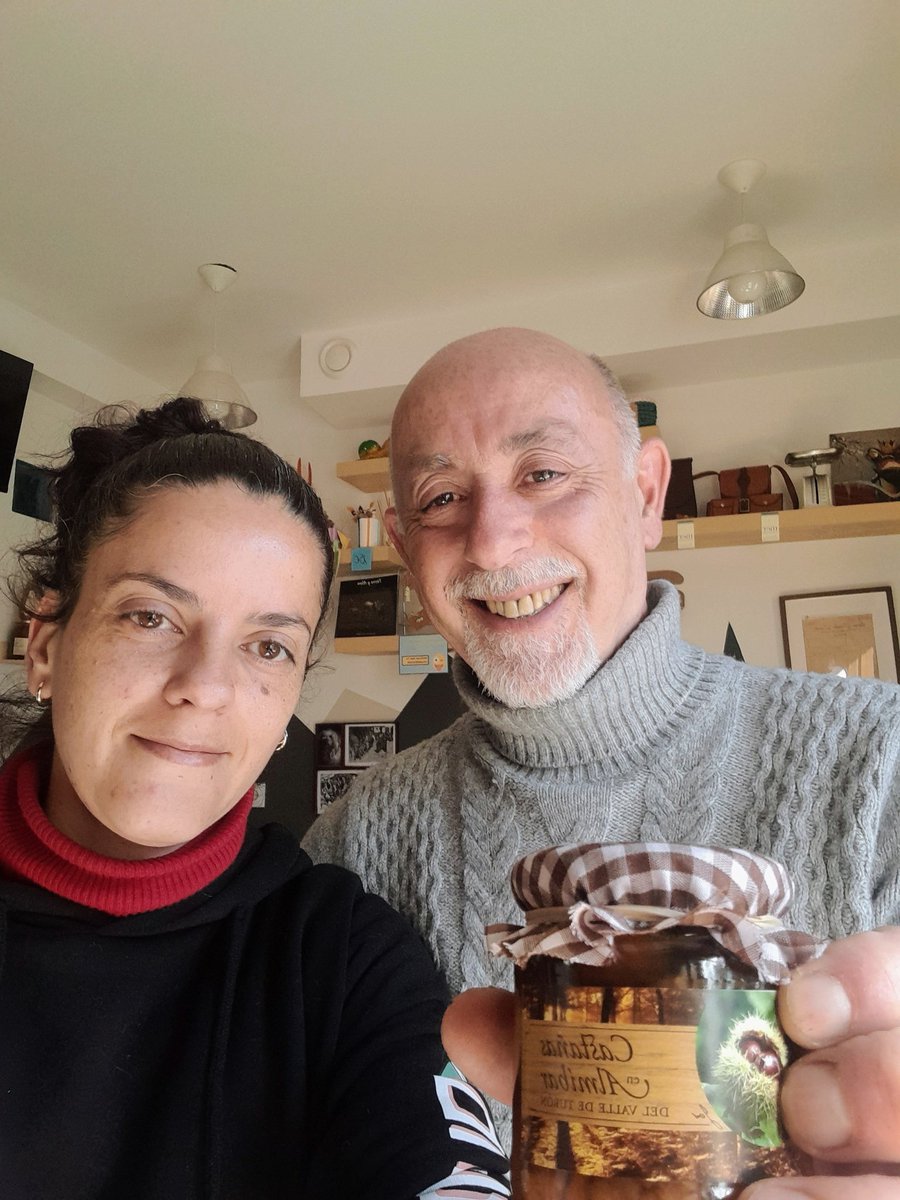 Hacía mucho que no teníamos tantu movimientu como hoy 😊
Cómo vos presta el sol eh😏
Encima paez el día del perru🐕 en chigre 😆, muchos y súper formales😊
Y pa rematar mirar que regalazu, castañes en almíbar del Valle de Turón 🤤 nun van llegar a mañana...🤤
GRACIES A TOS‼️