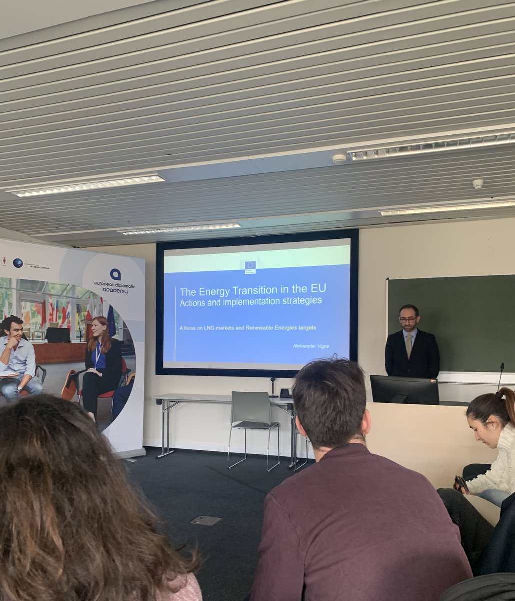We kicked off our second workshop on #ClimateAndEnergy! This time about the Energy Transition and the current challenges with LNG with @EU_Commission Policy Expert #AleksanderVigne