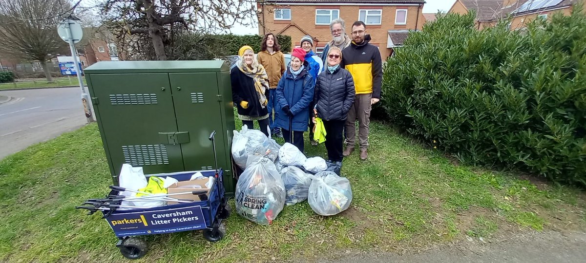 CavershamTidy's tweet image. On Amersham Rd &amp;amp; tributaries today, pleasantly surprised the haul was lower than previously. Nevertheless, hedges seem to be rubbish magnets, holding on to ancient rusted cans and even a snail colony housed in a crock! 
Thanks to @ParkersCaversh!
#keepcavershamtidy #RG4 #trashtag