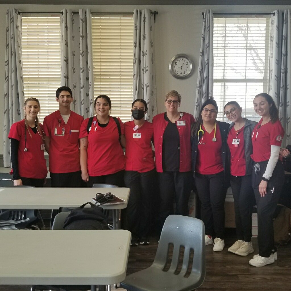 MercedTexas's tweet photo. 🩺 Time for check-ups! UIW nursing students returned to Artisan at Willow Springs for home visit assesment follow ups. They provided residents with blood pressure and glucose screenings, as well assisted them in understanding more about the medications that they take at home. https://t.co/ZKucdJQTXW