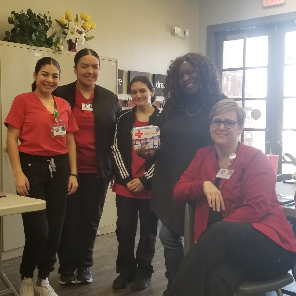 MercedTexas's tweet photo. 🩺 Time for check-ups! UIW nursing students returned to Artisan at Willow Springs for home visit assesment follow ups. They provided residents with blood pressure and glucose screenings, as well assisted them in understanding more about the medications that they take at home. https://t.co/ZKucdJQTXW