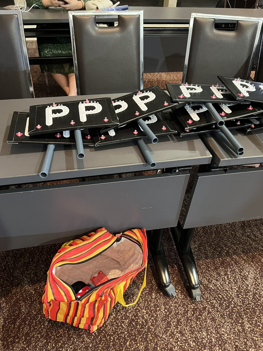 ป้ายไฟคืนตรงจุดรับได้เลยนะคะวางไว้ได้เลย #PPKritThe1stFanMeeting