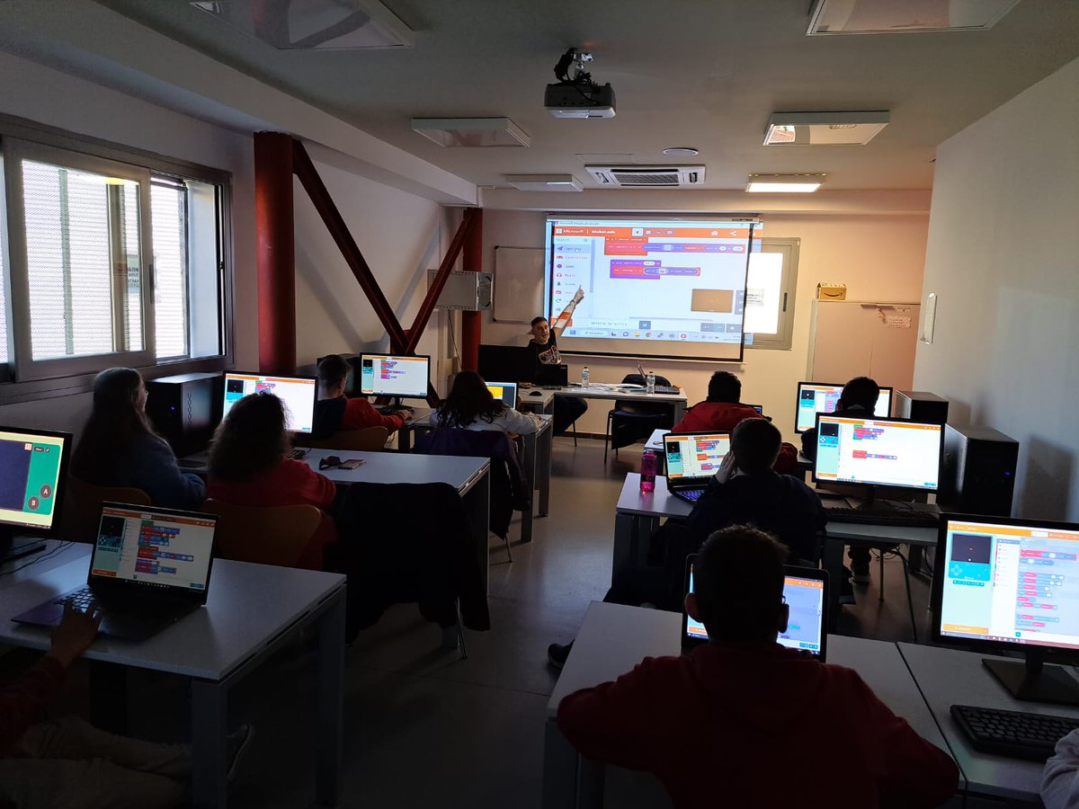 retroparla's tweet photo. Hace ya un rato hemos empezado nuestro #taller de #programacionporbloques en #LaCasa de la
@Juventud_Parla, con @jacaba77 estamos aprendiendo a utilizar el entorno de @MSMakeCode haciendo un #matamarcianos creativo para nuestras consolas #arcade programables… 🛸👽👾 https://t.co/1HUN5HEMtn