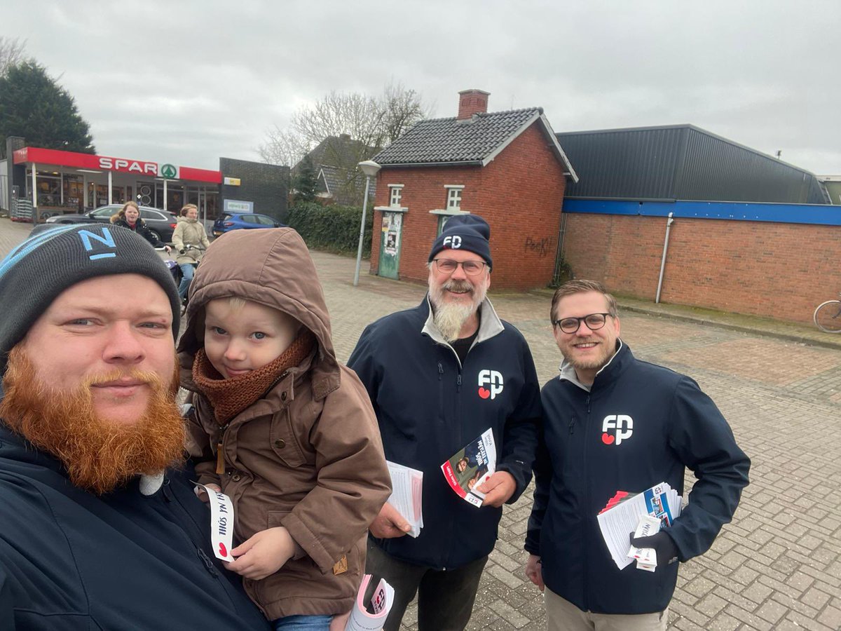 𝗠𝗮𝗻𝗺𝗮𝗰𝗵𝘁𝗶𝗰𝗵 𝗼𝗽 𝗶𝗻 𝗽𝗮𝗮𝗱 ✅👌

Hjoed binne yn alle wynstreken FNP'ers op in paad! Bisto ús al tsjinkaam? Dan kinsto ek sa’n wrâldferneamde Thús yn Fryslân stikker skoare! 🔥 It brûst fan de enerzjy, de FNP is der klear foar! #thús #thúsynfryslân (1/3)