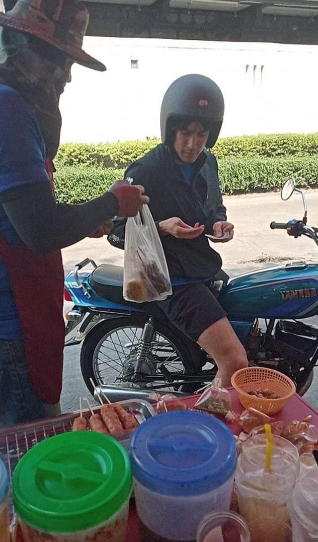 มอไซคู่ใจแวะซื้อแหนมข้างทาง 🤣 รันวงการไม่หยุด 🛵 🙌🏻😂 #ณเดชน์