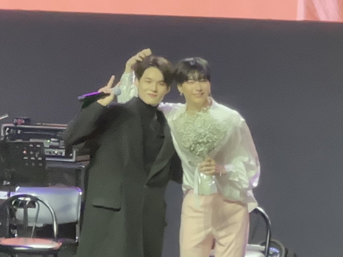 Little_subin's tweet photo. メンバーみんな来てくれたのスンシクが一番嬉しいよね🥰ずっとメンバーの方を見たり、メンバーのために歌ったりしてたり、もうVICTON愛してる😭😭❤️ https://t.co/5TqQ4f9mnk