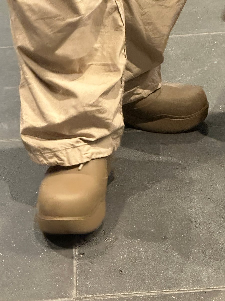 Mi_Ju17's tweet photo. 》Hoshi en weverse

🐯: shua hyung tus zapatos son bonitos 🤎
Respuestas
🦌: hey hoshi-ya es más bonito porque fuiste tú quien me los regaló ❤️❤️❤️❤️❤️ ㅎㅎㅎㅎㅎㅎㅎ
😇: hazme un regalo también...
🦌: como era de esperar, una persona con buen sentido de la moda.+ https://t.co/ShnQHQKu7H