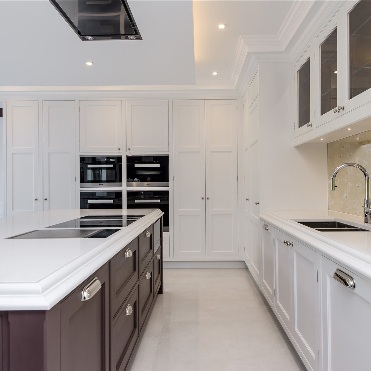 CRLstone's tweet photo. White is a timeless style as well as the epitome of cleanliness โ itโs no wonder that white kitchen worktops and white cabinets are such popular choices.
๐จ CRL Quartz Polar White
.
@crouchdesign
#timelesskitchen #whiteworktops #whitequartz https://t.co/b5l1diLiTM