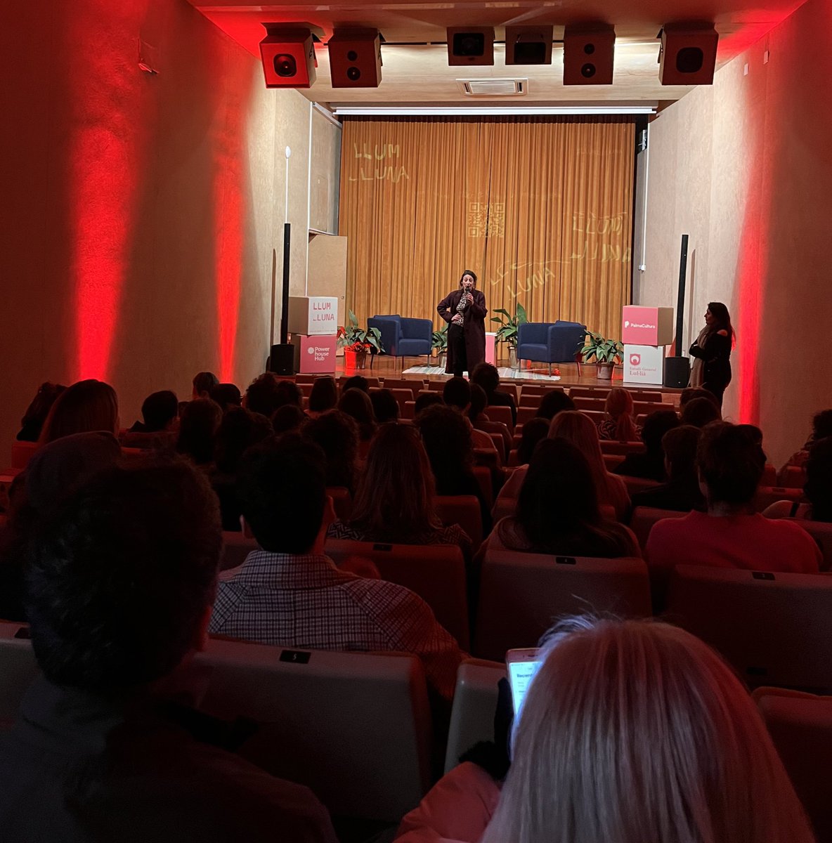 Qué ilusión más grande, inauguramos este ciclo de Cine y Coloquios, en el <a href="/estudigeneral/">Estudi General Lulià</a> 
Una cita cada tres semanas en este particular edificio de la ciudad, abierto para los vecinos, vecinas y visitantes ✨
#Llumilluna #Cinema #Palma #esdeveniments