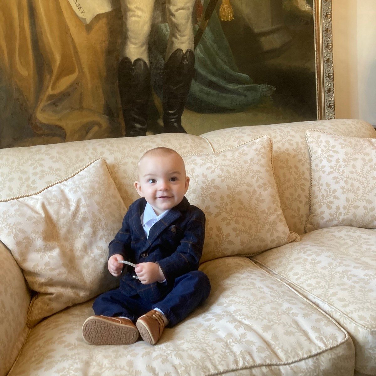 GvHouseGuernsey's tweet image. Very pleased to present the #MBE on behalf of HM The King to Mr Allister Carey at @GvHouseGuernsey, for services to #SustainableDevelopment in #Africa. Thank you and @efgsy for transforming the life chances of so many through access to clean water, hygiene &amp;amp;sanitation! #Tanzania