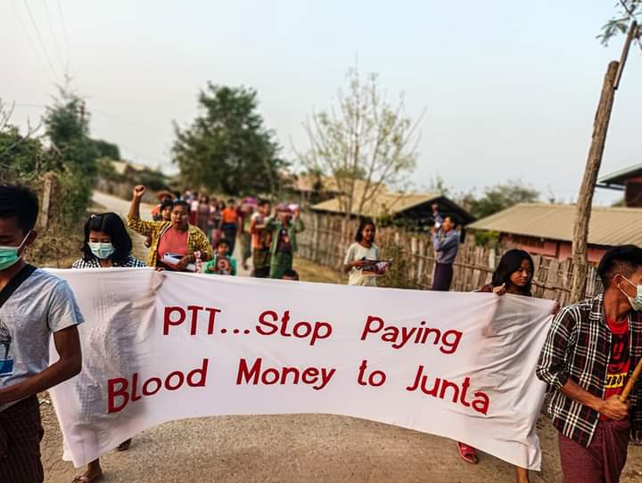 miN13700's tweet photo. Pro-democracy residents in Letpadaungtaung area of Sagaing Region held their daily anti-coup protest by holding the banner reading "PTT... Stop Paying Blood Money to Junta" on Mar 4.

#WarCrimesOfJunta
#2023Mar4Coup
#WhatsHappeningInMyanmar https://t.co/QOcu8Sy3kV