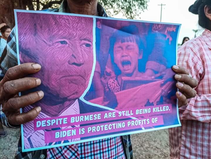miN13700's tweet photo. Pro-democracy residents in Letpadaungtaung area of Sagaing Region held their daily anti-coup protest by holding the banner reading "PTT... Stop Paying Blood Money to Junta" on Mar 4.

#WarCrimesOfJunta
#2023Mar4Coup
#WhatsHappeningInMyanmar https://t.co/QOcu8Sy3kV