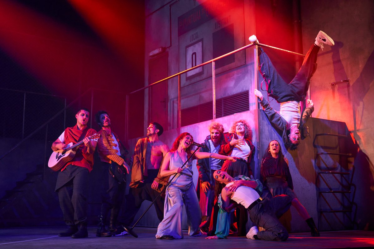 'L'alegria que passa' ja és aquí, ja és vostra!

Ens instal·lem al <a href="/teatrepoliorama/">Teatre Poliorama</a>, veniu?

📸 <a href="/DavidRuano/">David Ruano</a> 

#dagolldagom #teatremusical #lalegriaquepassa