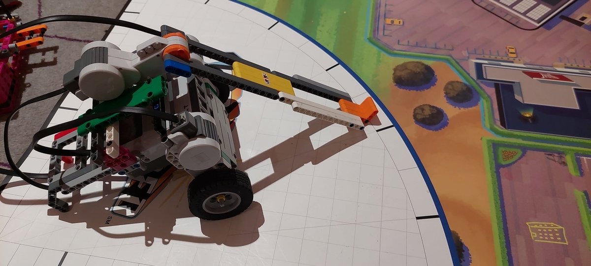 CompSciRoberts's tweet image. Robot round one getting ready to go... #FLL #RobotPerformance