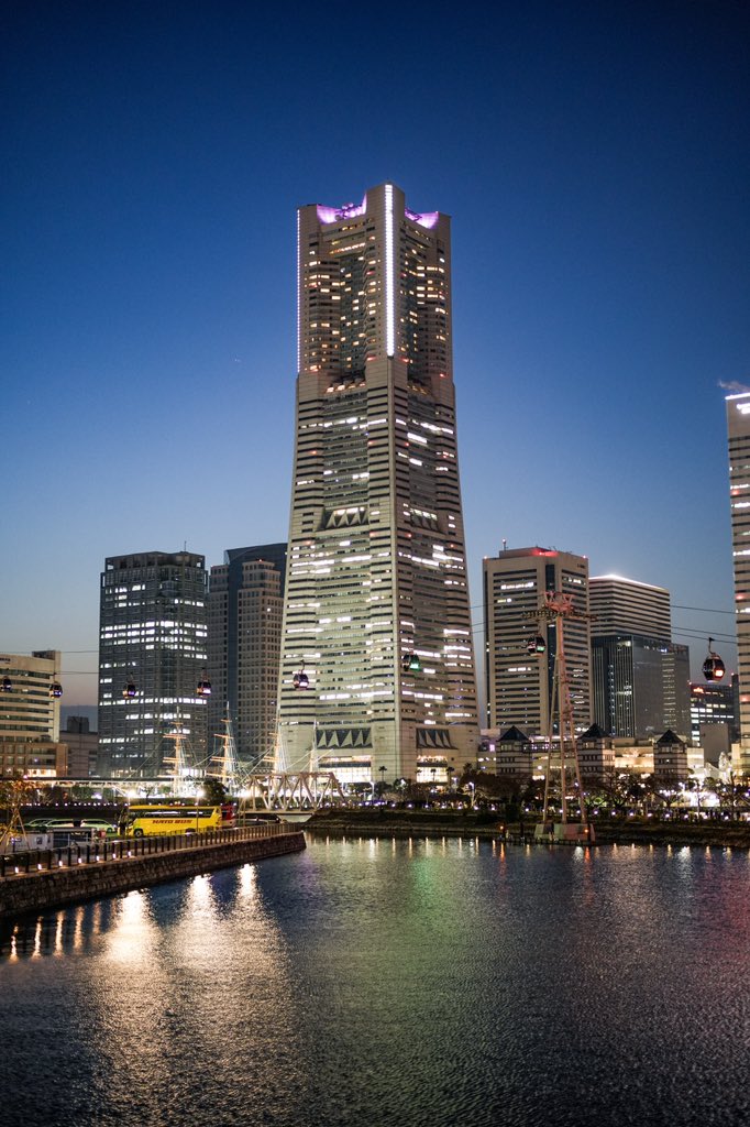 alahavaki's tweet photo. 横浜で有名なビル🌃何ビルか知らんけどw
#横浜 #みなとみらい #夜景 #ビル #artphoto #ファインダー越しの私の世界 #写真好きな人と繋がりたい #カメラ好きな人と繋がりたい #お写んぽ #bestphoto_japan #sonya7iv #voiqtlander #nokton50mmf12 #ta96 https://t.co/EY6JAdWMhJ