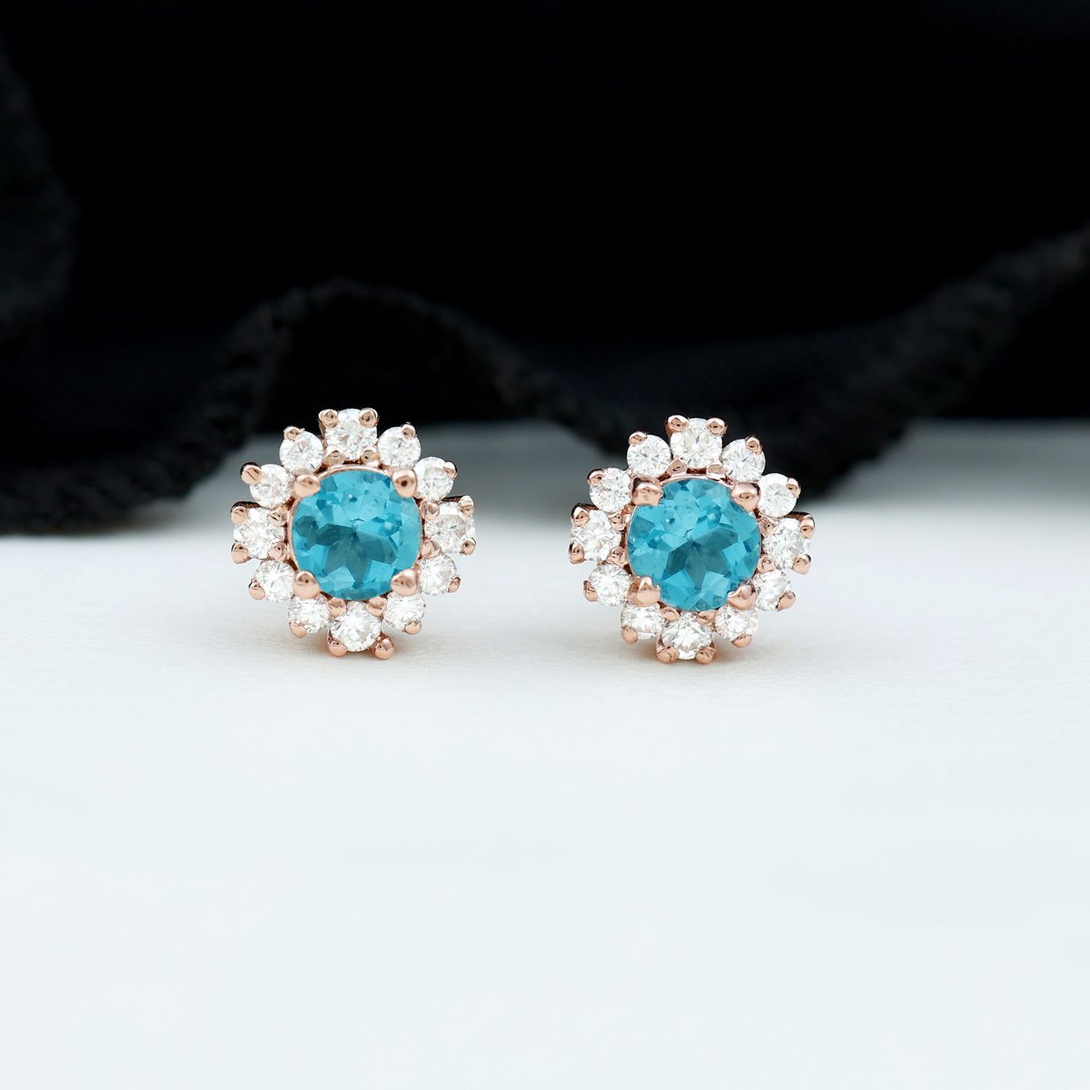 Bringing 'Gem of the Sea' for the tranquil and serene in you! 💙🎁

rosecjewels.com/products/1-ct-… 

#aquamarinejewelry #aquamarineearrings #studearrings #solitaireearrings #lightbluejewelry #finejewelry #aquamarinelove #handmadejewelry #instajewelry #earrings