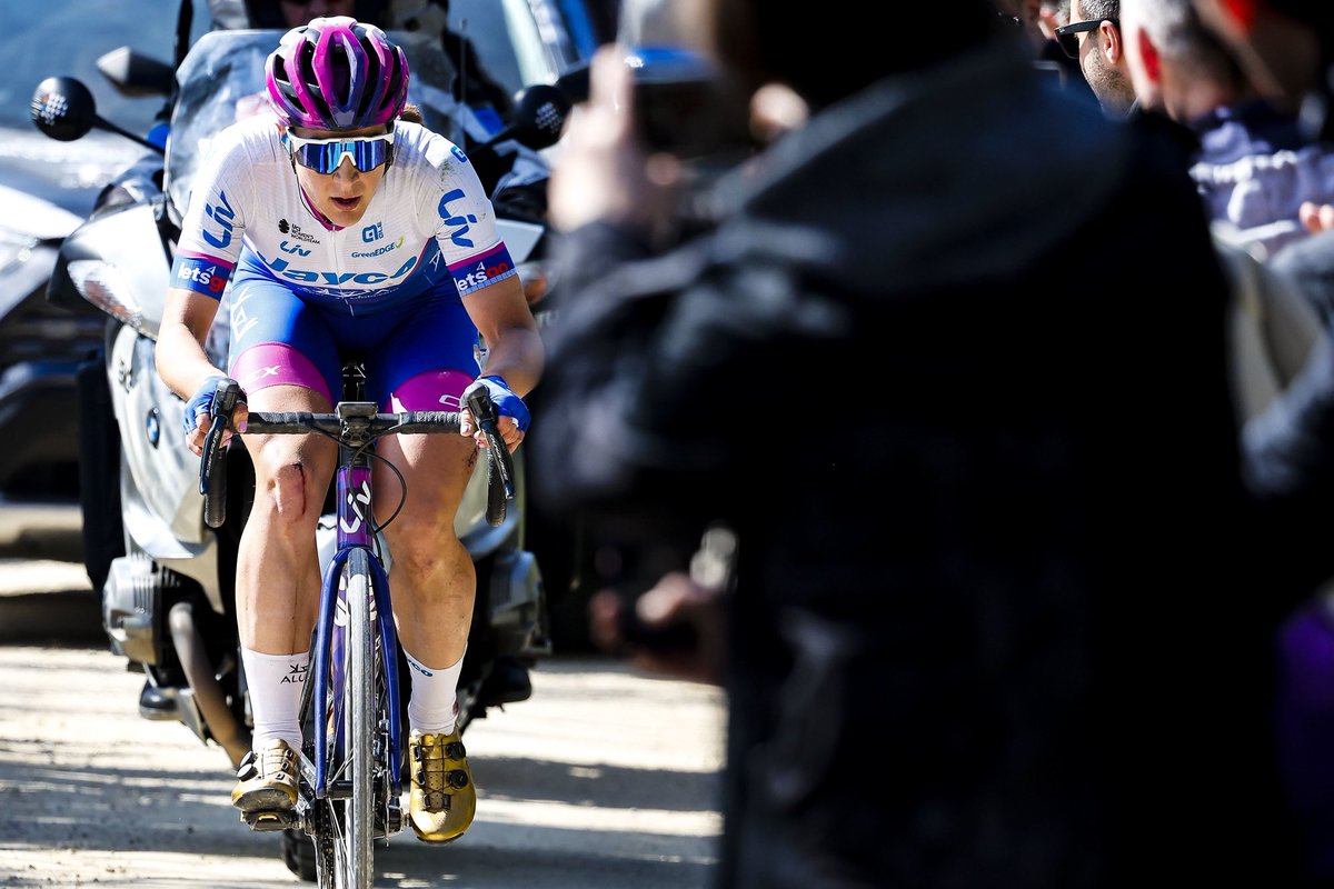 #StradeBianche 🇮🇹

One word - how do you describe this woman!???👇🏼 Comment below 

*Note the bloodied knee too after crashing earlier in the stage 🩸