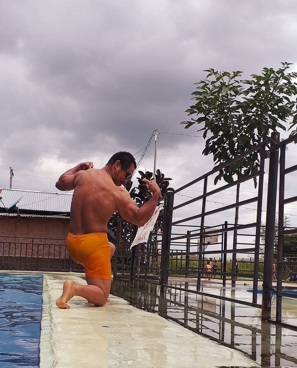 PilloDexter's tweet image. #backpose #swimmingtime #