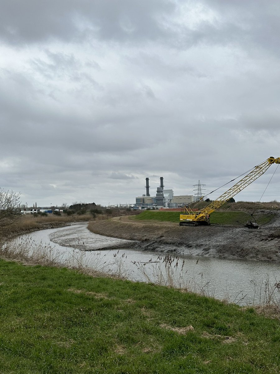 Interesting to see @Northlevelidb machine on the banks of the tidal Welland dredging the river.