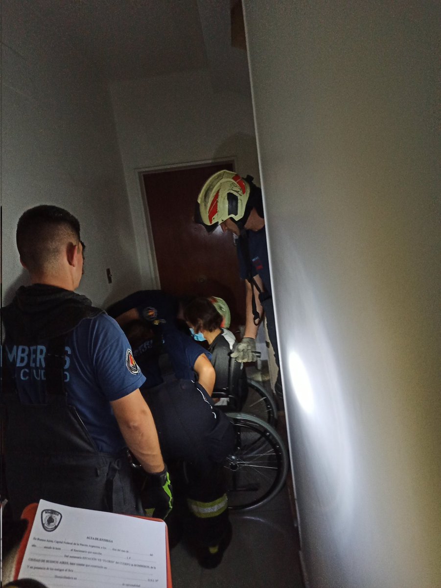 MerliCarini's tweet photo. @OficialEdesur Ya van 4 días sin luz ni agua en Flores y dicen que atienden los reclamos? Ya es la segunda vez que tienen que subir a mi madre en silla de ruedas los bomberos. https://t.co/u5wGy5C0QA