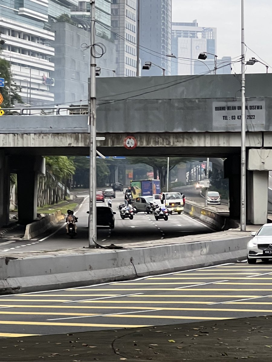 Take care on #Jalantravers this morning #kltraffic