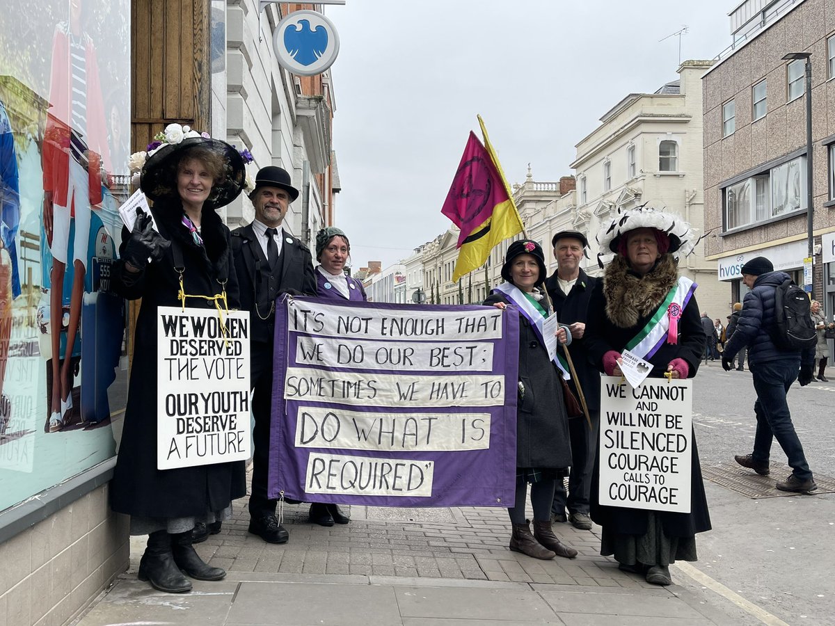 XRMarches are outside 'climate criminals' @BarclaysUK in Hereford encouraging customers to switch to another bank. Barclays are the largest financier of fossil fuels in Europe. Solidarity with #barclays7
@sharklays @money_rebellion @xrmidlands #BetterWithoutBarclays