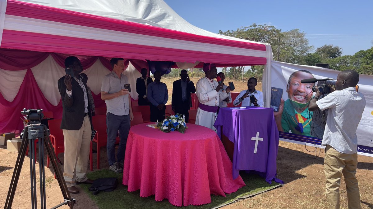 BishopOlwa's tweet photo. Today, i launched the distribution of talking bibles in Leb-Lango and English in the Diocese of Lango. Simon Mukhama of Bible society of Uganda, Tewodros Moges - Ethiopia and Paul Linberg of US made it possible. This project of 5000 bibles will take us far. DoL at Mission!!! https://t.co/CxirbVM5gX