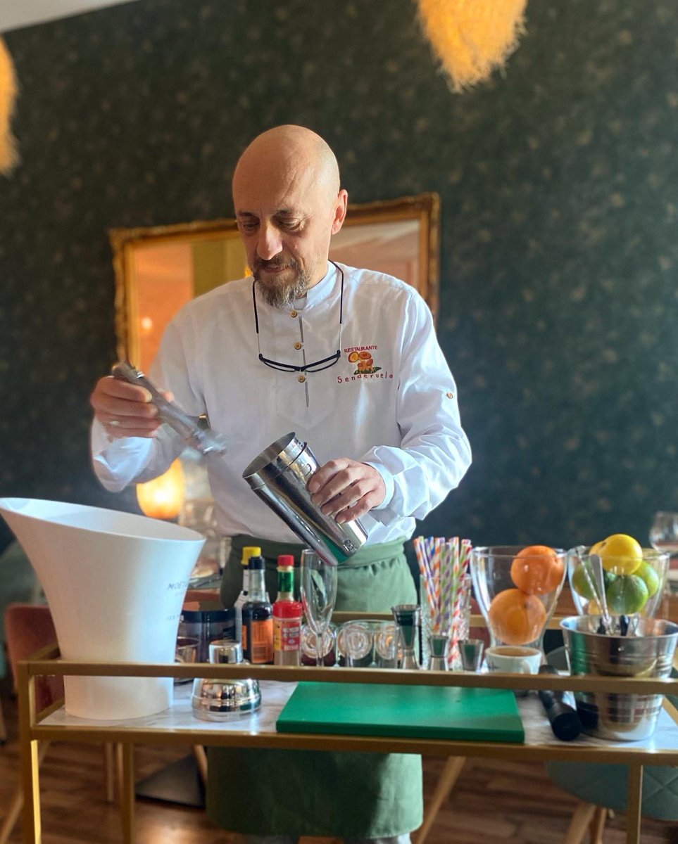 Senderuela1's tweet photo. No hace falta irse a las #maldivas 🙃 para disfrutar de un finde de #relax 😁. En 𝑆𝐸𝑁𝐷𝐸𝑅𝑈𝐸𝐿𝐴 tienes a nuestro #bartender listo para prepararte el #coctel que prefieras🤩. ¡Disfruta de nuestra mini #cocteleria 🍸!
https://t.co/08OD9NfRxk
#cocktailexperience #madridfoodie https://t.co/aVF3oHGbd7