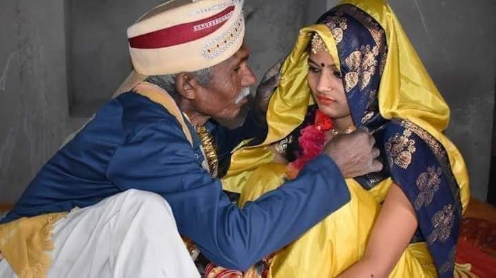 पुराने कर्मचारी रिटायर हो नही रहे...

कहां से नये कर्मचारियों को रोजगार मिलेगा ! 
 😂😂😂😂😂