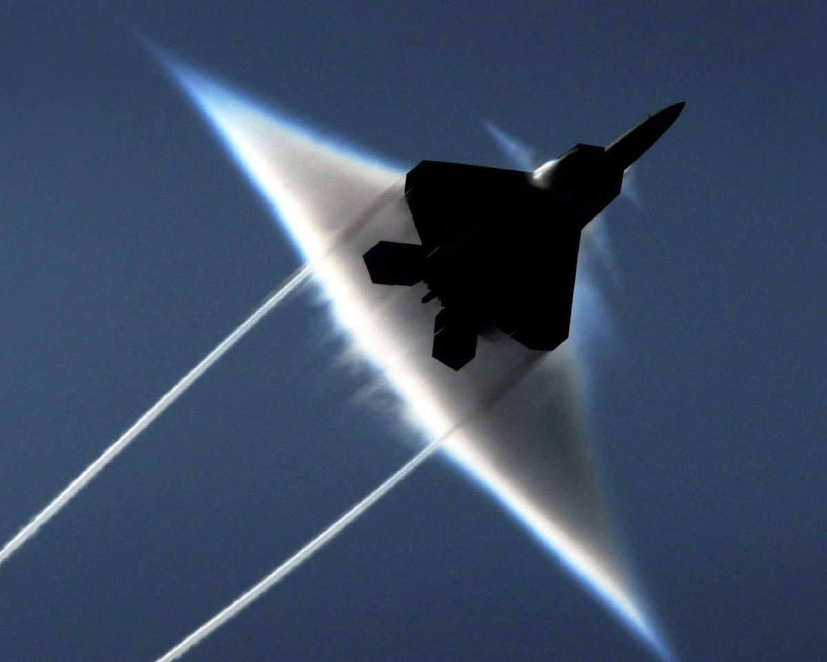 BREAKING: F35 breaks the sound barrier #SonicBoom as it makes the jump to lightspeed after being scrambled (Sorry Sophie) to intercept a #ChineseSpyBalloon reported over the Cotswolds Photographed from a Canberra #BoomShakeTheRoom #OutF35IsFasterThanYourBalloons #AlwaysReady