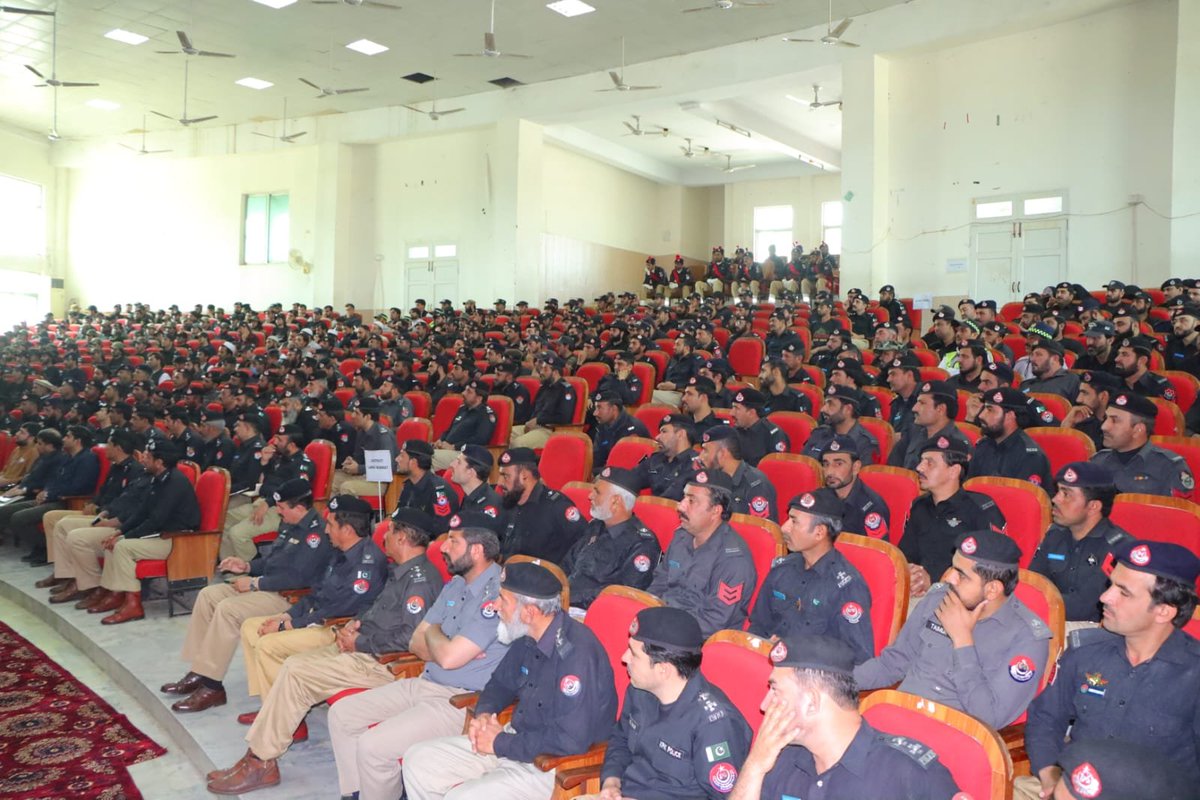 KP_Police1's tweet photo. ضم شدہ اضلاع کی پولیس کےسروس سٹرکچر کا ڈرافٹ تیار،اسی ہفتے منظوری کیلئے صوبائی حکومت کو بھجوایا جائیگا۔

دہشتگردی کیخلاف جنگ میں خیبرپختونخوا پولیس بالخصوص بنوں پولیس نےجرات و بہادری کی لازوال داستان رقم کی ہے۔

آئی جی پی خیبرپختونخوا اختر حیات خان کا بنوں میں پولیس دربار سے خطاب https://t.co/u1aOjHbR1X