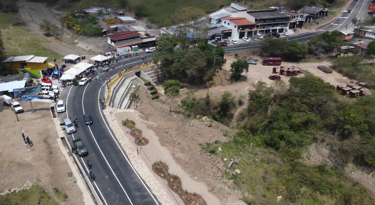 MunicipioUrena's tweet photo. #Entérate || Después de 20 años de abandono el Gobernador del Táchira @FreddyBernal inauguró obra de gran envergadura en el sector #LaChicharronera, 🛣️  vía que conecta la zona metropolitana con la zona frontera. 

@Gob_Tachira
@arguelloyepfri https://t.co/92auTWcZNo