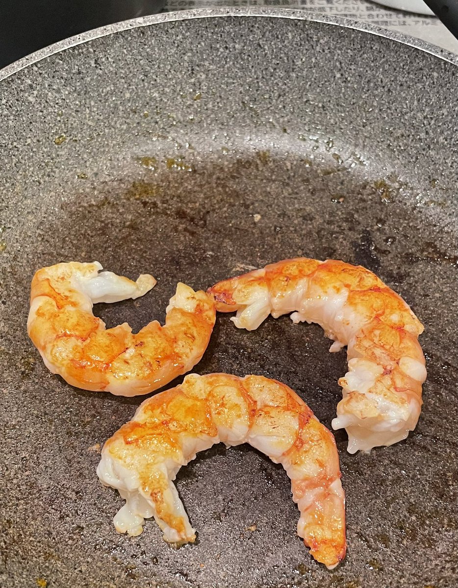 mogumog3's tweet photo. サッパリといきたいそんな日は☺️
ZUPPAの冷凍グリル野菜・クスクスでお手軽酸っぱ冷惣菜。suppa? うましうまし！
野菜ミックスを炒めた後生食海老をサッと火入れ。良い色になった🤤
サカガミにて生食オススメという見るからに新鮮なブラウンマッシュルーム購入。良い香りがした〜〜✨ https://t.co/CqhK8UNS97