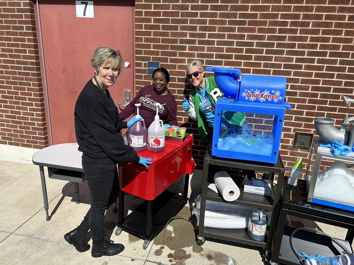 RangeElementary's tweet image. To celebrate our students working hard through a week of DCPs, our principals decided it was a great day for a Snow Cone/Cotton Candy/Dance Party! We are so very proud of the dedication and perseverance our amazing Range Family has shown this year! @mesquiteisdtx @LockeKelly