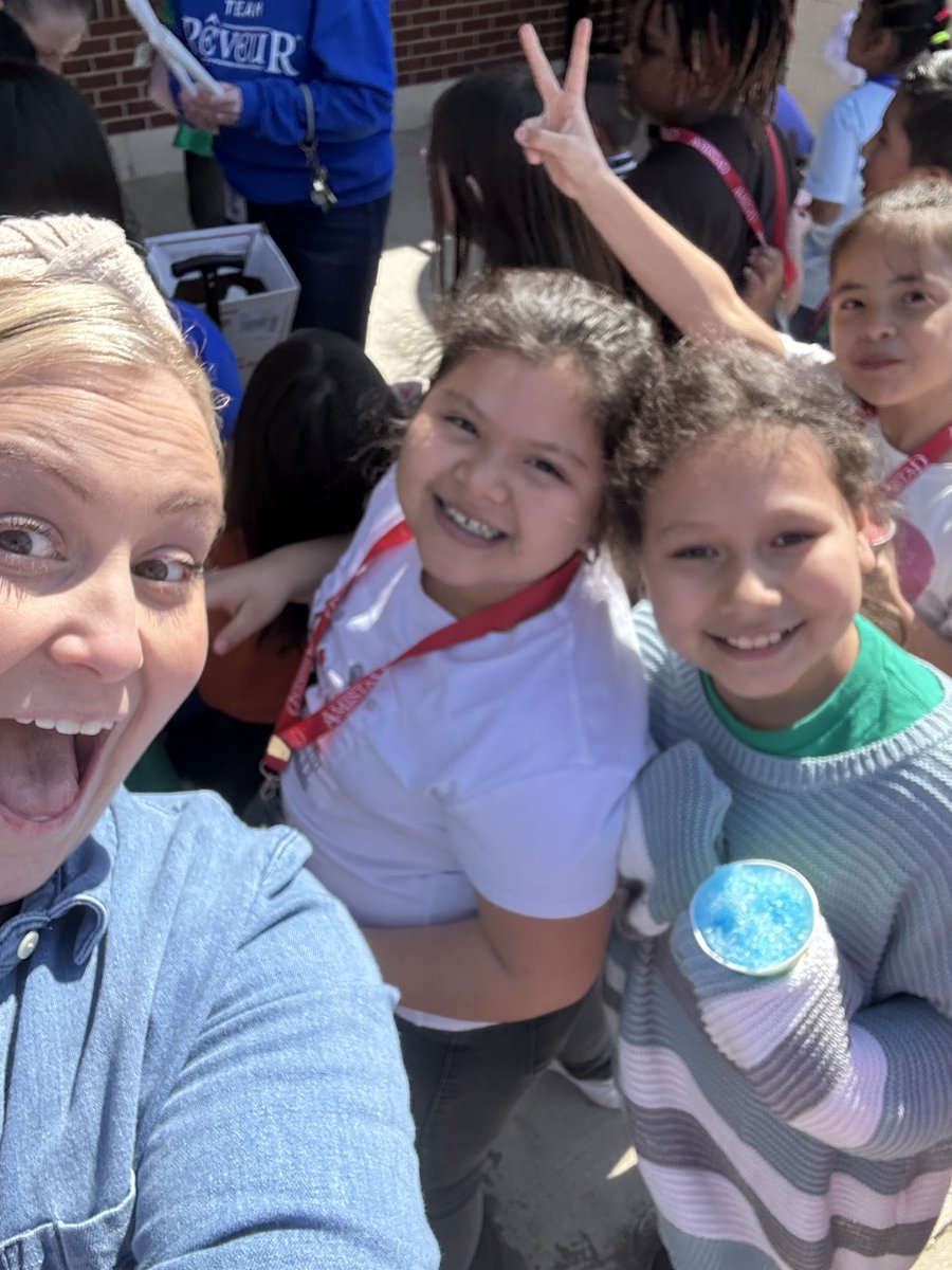 RangeElementary's tweet image. To celebrate our students working hard through a week of DCPs, our principals decided it was a great day for a Snow Cone/Cotton Candy/Dance Party! We are so very proud of the dedication and perseverance our amazing Range Family has shown this year! @mesquiteisdtx @LockeKelly