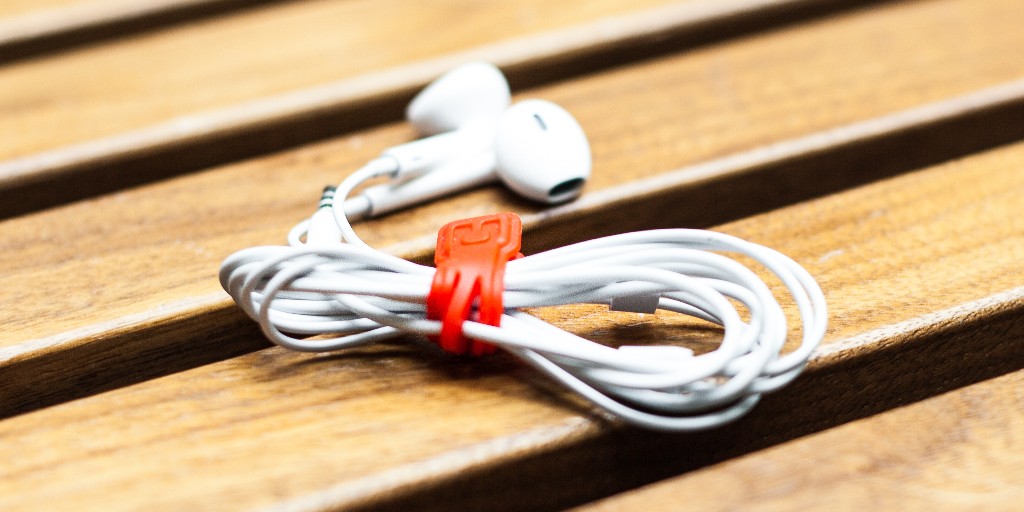 CloopBand's tweet image. Goodbye tangled cords, hello Cloop-tastic organization 🤩💪🏼 #cablemanagement #cloop