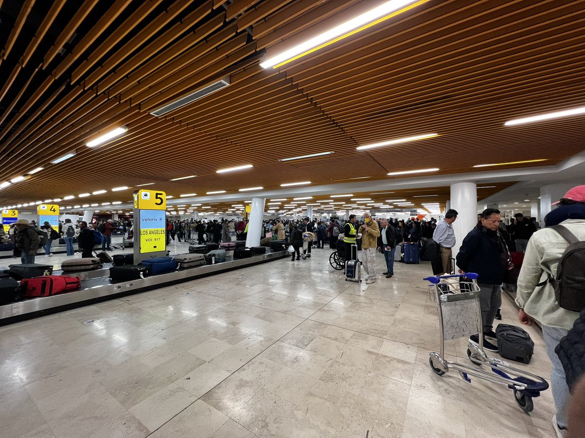 joche47's tweet photo. @Aeropuerto_GDL  que mal la logística a la llegada del extranjero pésima primer imagen del país en otros países mas de hora y media y sigue. https://t.co/wfRQGI8rKU