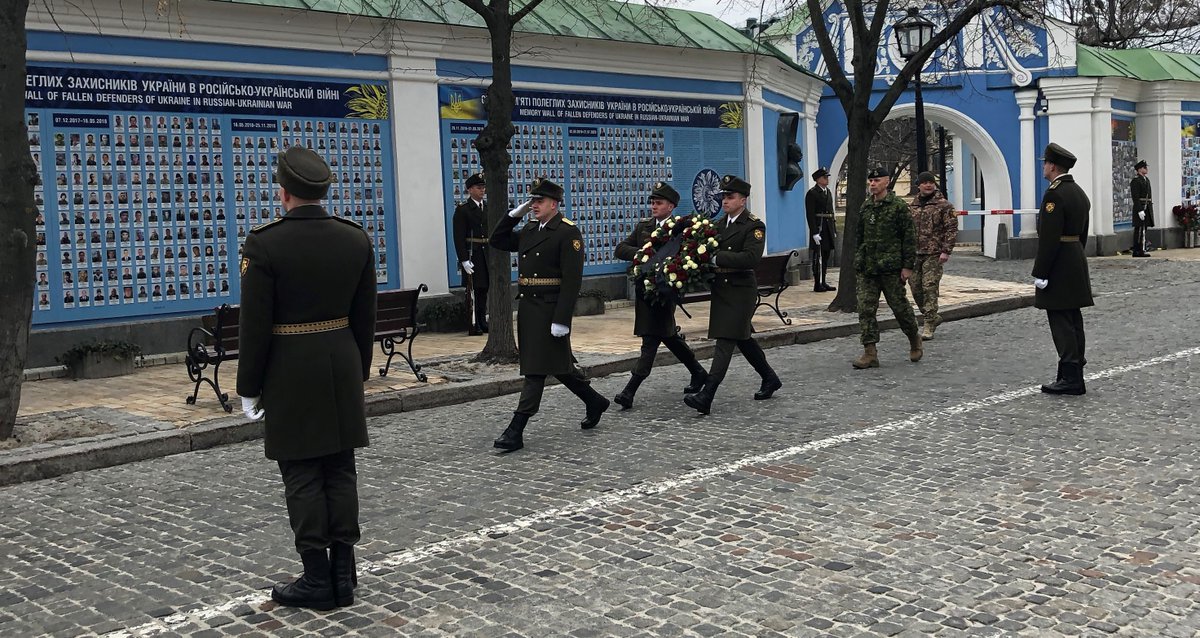 CDS_Canada_CEMD's tweet photo. 1/ Just returned from a productive visit to Ukraine, where I met with @LGaladza, @cinc_afu, @AShevch, and Ukraine soldiers to hear about their experiences as they continue to face brutal Russian aggression. https://t.co/q9SGjrZxFj