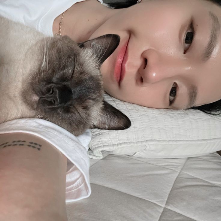 ARTEOIR's tweet image. Kayaknya kalau louis bisa jawab semua curhatan aku kayak gini "that's okay pi, kamu masih punya aku sama zach. Jangan terlalu banyak berharap sama yang sementara" 🥺