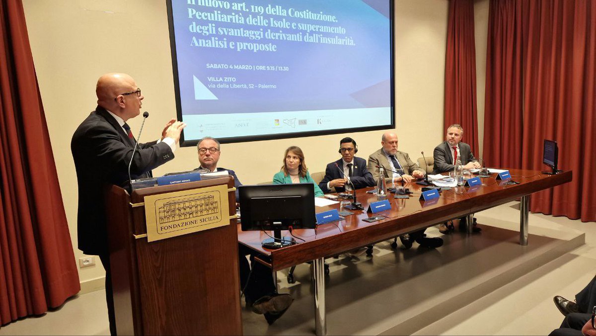 Antoni_Vicens's tweet photo. Content de participar a #Palerm, juntament amb els eurodiputats @younousomarjee i @TardinoAnnalisa, el vicepresident de la Càmera dels Diputats italiana @giorgiomule i el professor @gaearmao, a la taula #InsularitatUE.

Seguim avançant en el consens entorn a un #PacteIllesUE!🇪🇺🏝 https://t.co/CrhPrkqFMC