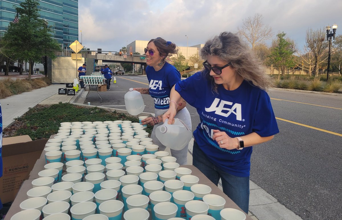 karenmcallister's tweet photo. #TeamJEA ready to cheer on #GateRiverRun runners!  @NewsfromJEA #BuildingCommunty https://t.co/ghWcmDpLgz