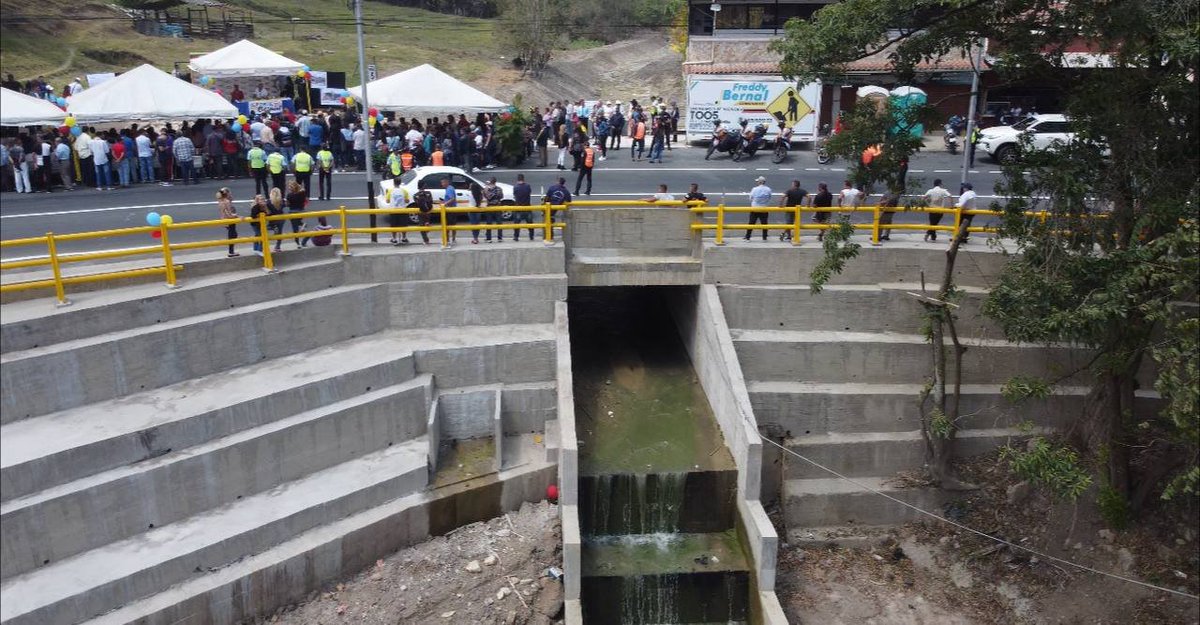 #Entérate || Después de 20 años de abandono el Gobernador del Táchira <a href="/FreddyBernal/">Freddy Bernal</a> inauguró obra de gran envergadura en el sector #LaChicharronera, 🛣️  vía que conecta la zona metropolitana con la zona frontera. 

<a href="/Gob_Tachira/">Gobernación del estado Táchira</a>
<a href="/arguelloyepfri/">Yepfri Arguello</a>