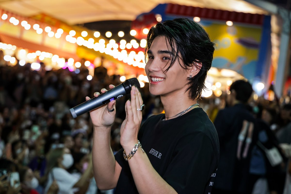 centralwOrld's tweet photo. อยากให้มี Jeff Barcode ที่เซ็นทรัลเวิลด์แบบนี้เรื่อย ๆ ☺️ ใจฟูแล้ววันนี้ ❤️
#JeffSatur #BarcodeTin
#JeffBarcodeWujuBakery #DearJeffCode #centralwOrld https://t.co/b20LxaX5AJ