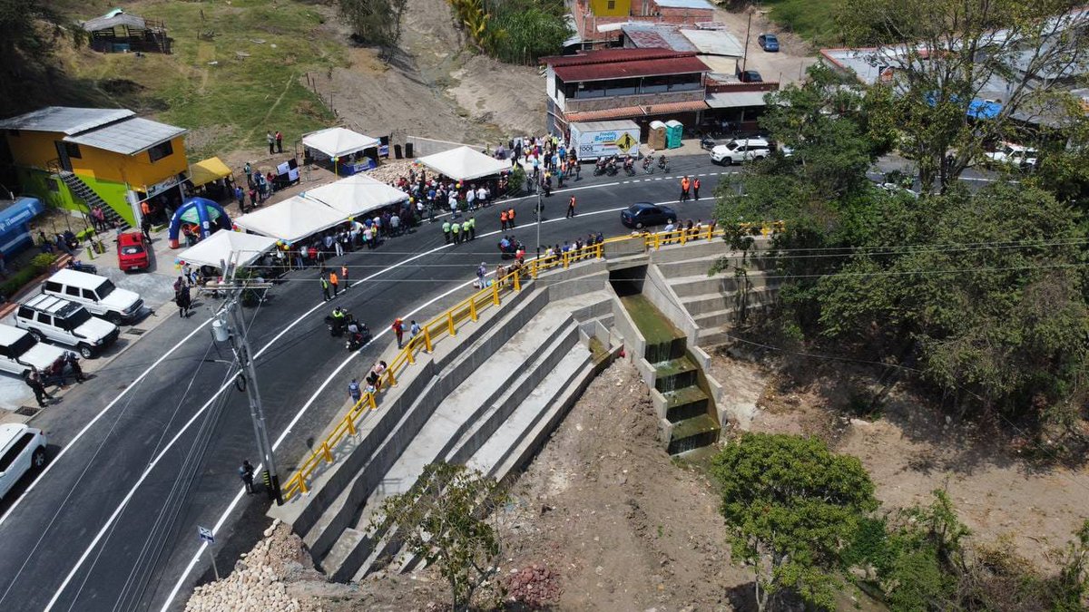UrenaClap's tweet photo. #Entérate || Después de 20 años de abandono el Gobernador del Táchira @FreddyBernal inauguró obra de gran envergadura en el sector #LaChicharronera, 🛣️  vía que conecta la zona metropolitana con la zona frontera. 

@Gob_Tachira
@arguelloyepfri https://t.co/e3IpGFu6iB