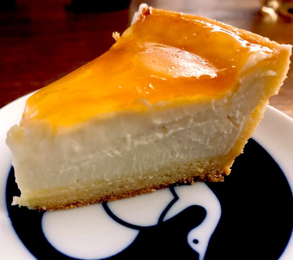 unicoroxx's tweet photo. 今日のデザート🧀大阪出張土産👏🏻
クリーミー&amp;濃厚な甘さ控えめチーズケーキに杏ジャムの酸味が合う✨本当は台湾カステラ食べたかったけど、これも良い🤤

#デリチュース
#チーズケーキ
#briedemeaux
#delicius https://t.co/jwVEt64UVl