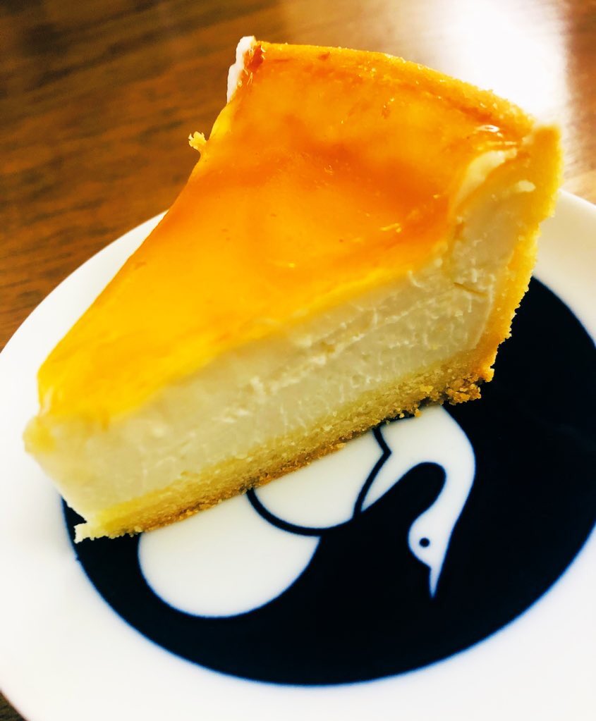 unicoroxx's tweet photo. 今日のデザート🧀大阪出張土産👏🏻
クリーミー&amp;濃厚な甘さ控えめチーズケーキに杏ジャムの酸味が合う✨本当は台湾カステラ食べたかったけど、これも良い🤤

#デリチュース
#チーズケーキ
#briedemeaux
#delicius https://t.co/jwVEt64UVl