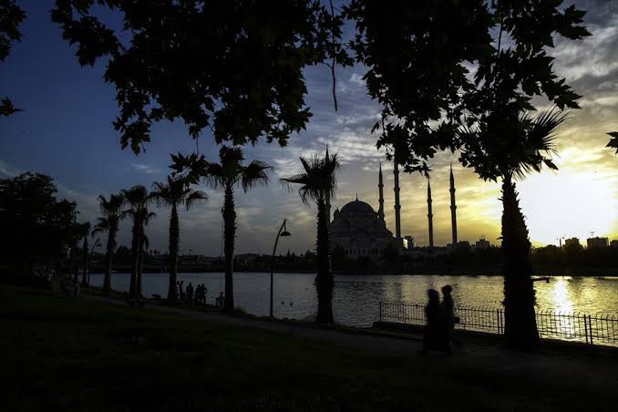“Eğer Tanrı varsa, ahiret varsa, doğruluk ve erdem de vardır ve insanın en büyük mutluluğu bunlara ulaşmak İçin çabalamasıdır. Yaşamalıyız, sevmeliyiz.”
￼
Lev Tolstoy, Savaş ve Barış