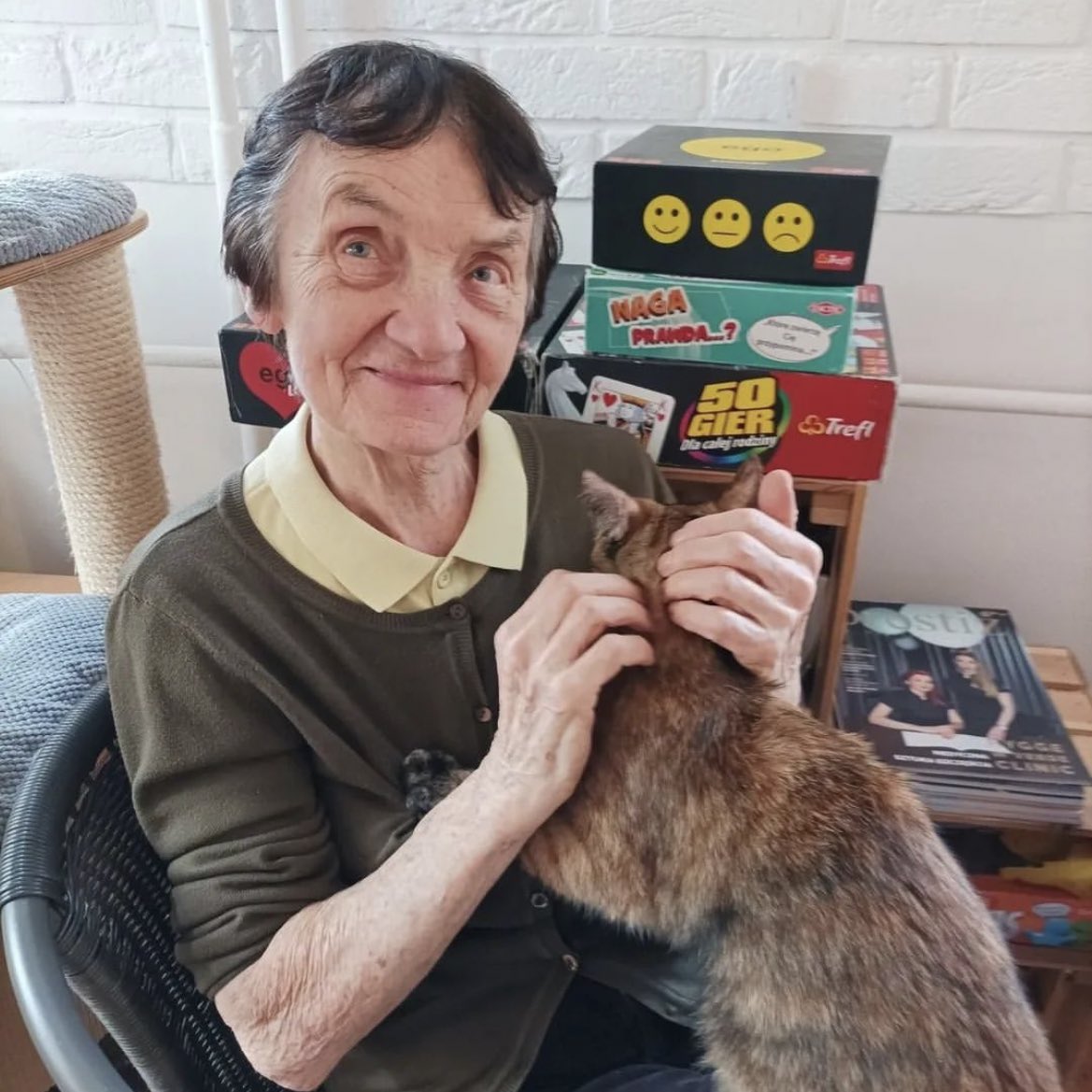 oasistic's tweet photo. do kociej kawiarni przyszli seniorzy z domu pomocy społecznej i patrzcie jacy wszyscy są szczęśliwi 😭😭 https://t.co/DwIzAewXAs