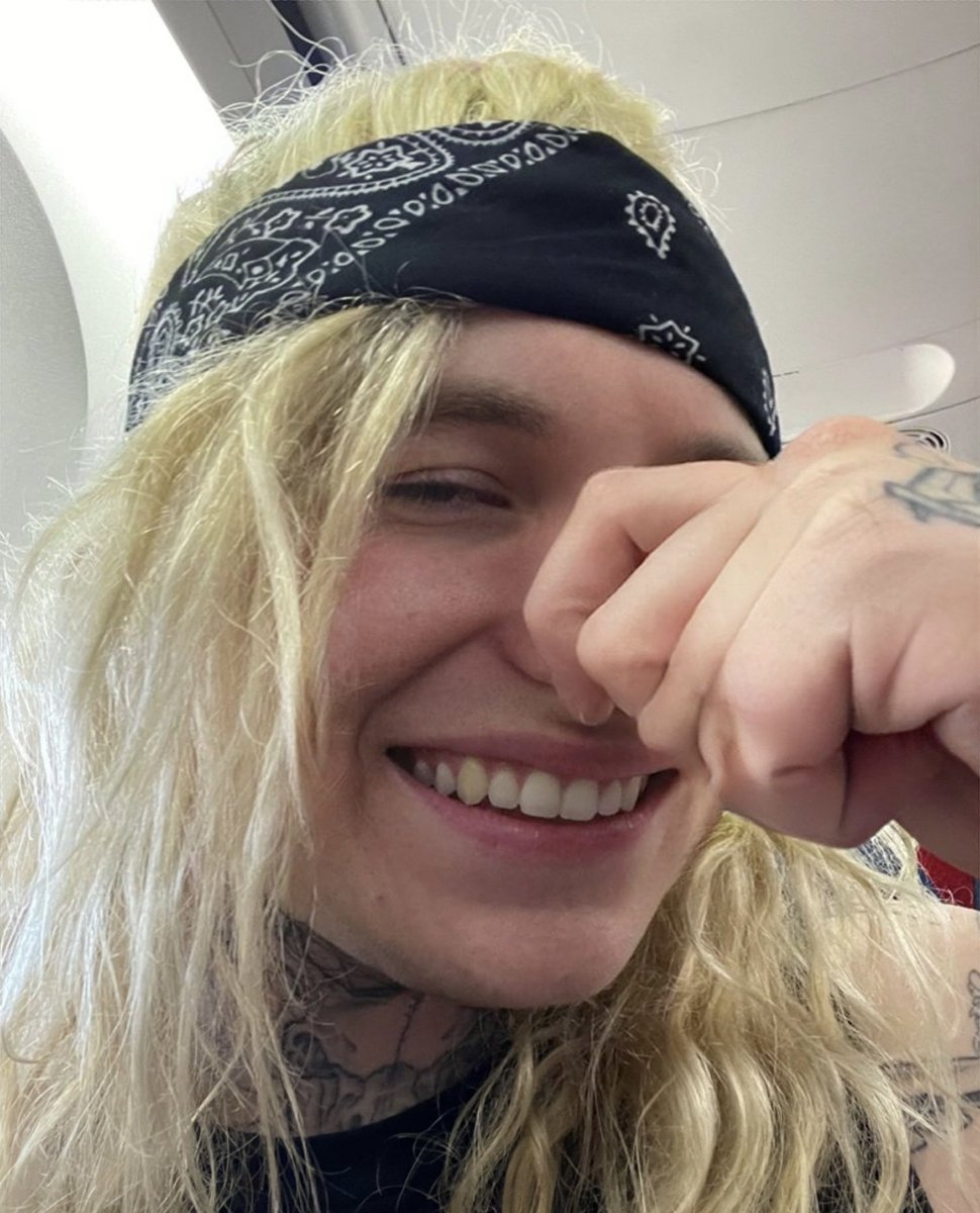 svddendeath's tweet photo. holding my nose cus y’all stink https://t.co/qfPPFL0FWU